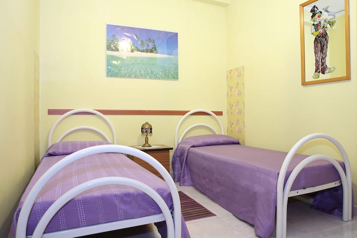 1) CHUMBA   # 2 chenye viti 2 vya kupumzikia vya JUA 