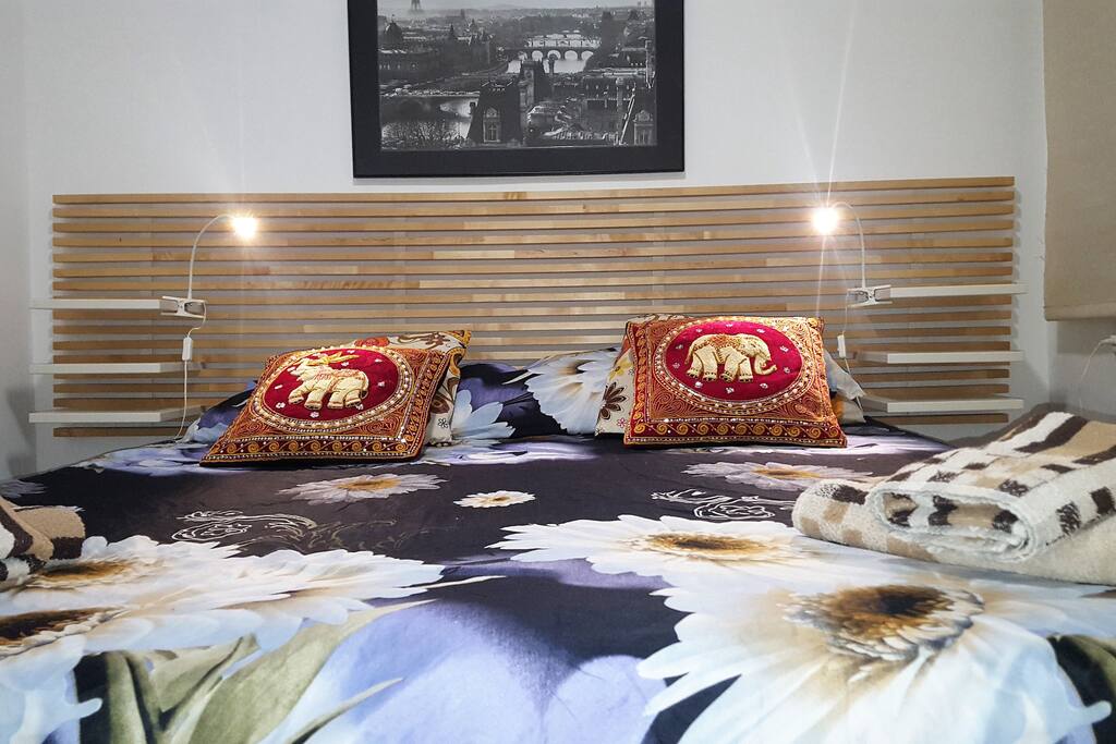 habitación con cama doble