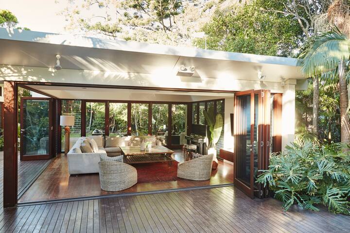 Barefoot at Broken Head beachside family compound gallery image 5