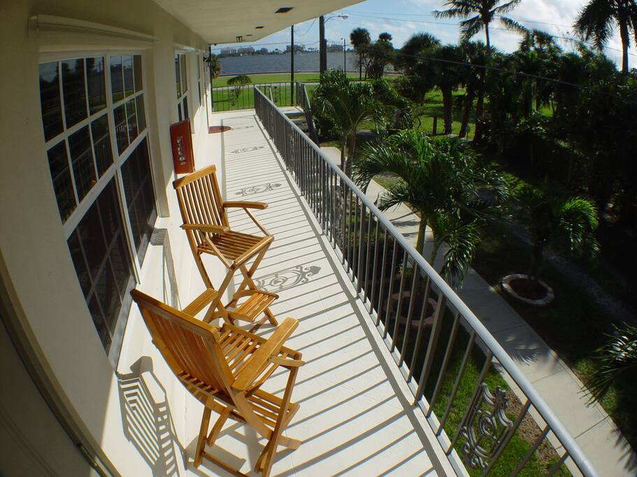 Wonderful Intra-costal waterway view! Relax watching yachts and sailboats pass by. 30 second walk to the mini fishing pier or 20 min walk to the beach!