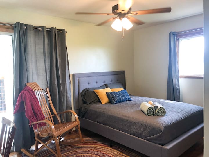 La cama tamaño queen del dormitorio principal ofrece un gran espacio para relajarse.