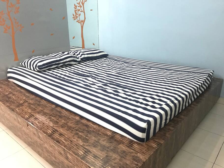 《蓝海》有冷气,热水器,风扇,厨,镜子,厕所
《Blue Ocean》Included Air-condition, water heater, fan, cabinet,mirror, toilet