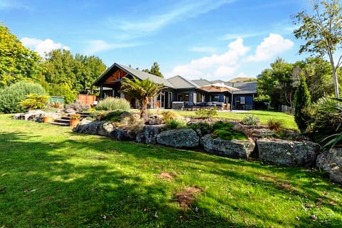 Lake Tarawera spacious home, path down to the lake
