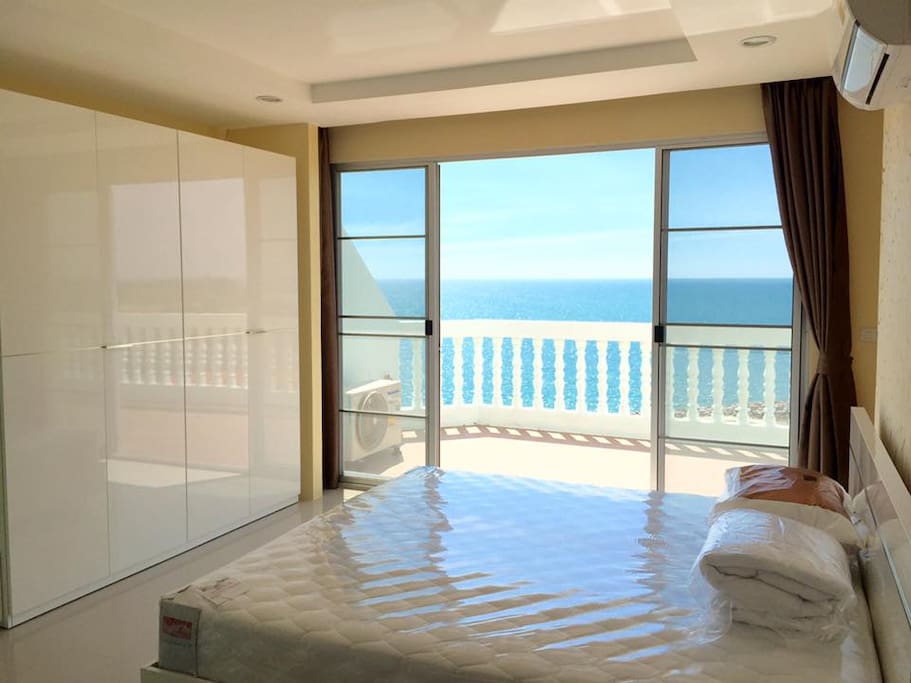 Bed room with sea view