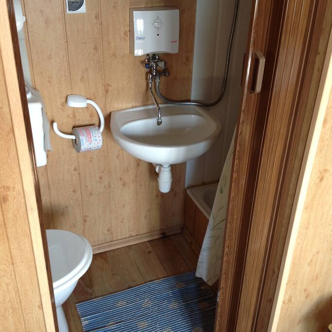 Węzeł sanitarny z prysznicem