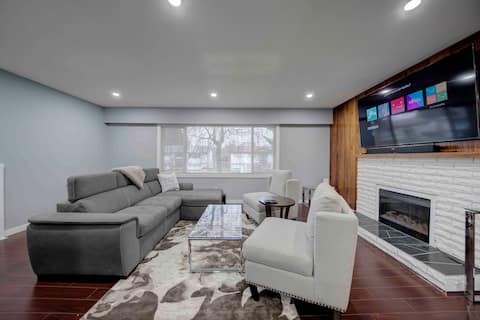 Cheerful 3 bdrm home w/ Parking and large backyard
