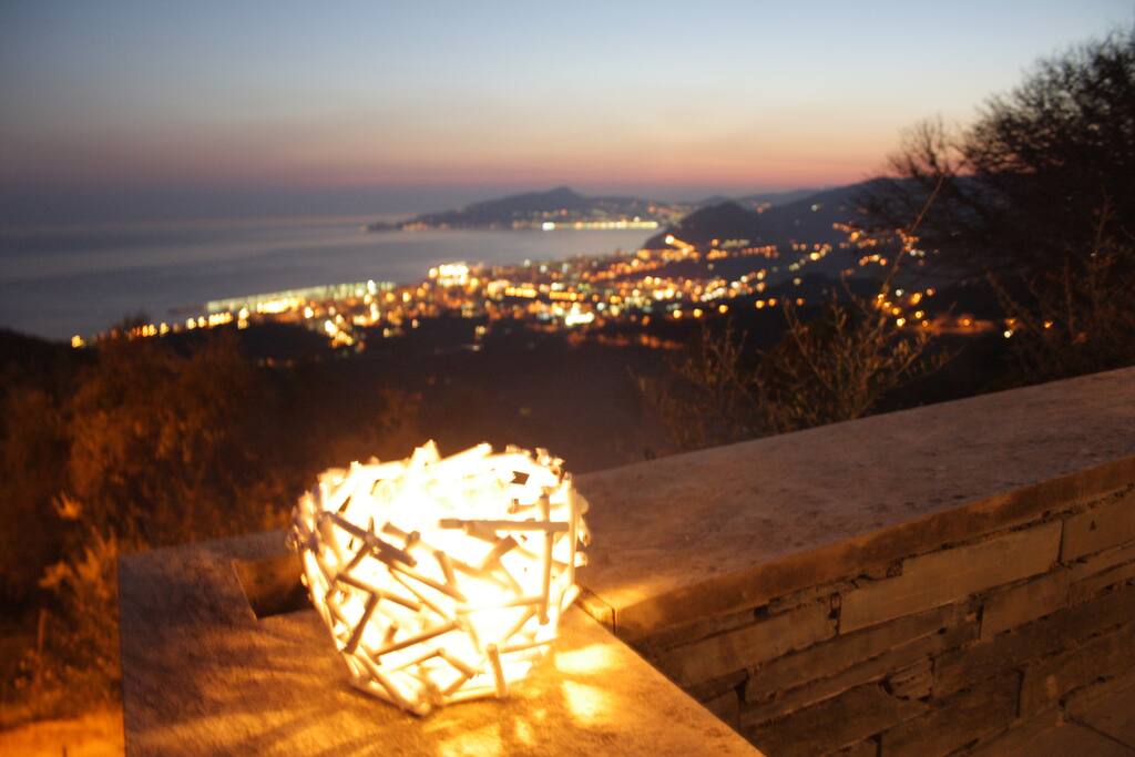 Vista panoramica su Lavagna e monte di Portofino in lontananza