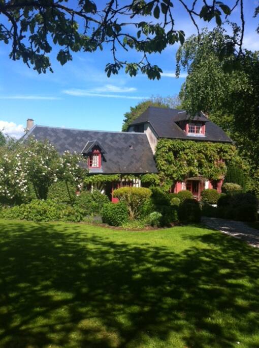 la maison dans son écrin de verdure
