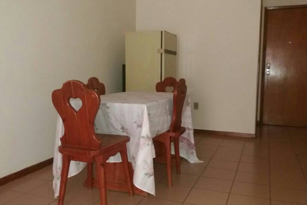 vista oposta da sala com a porta de entrada ao fundo