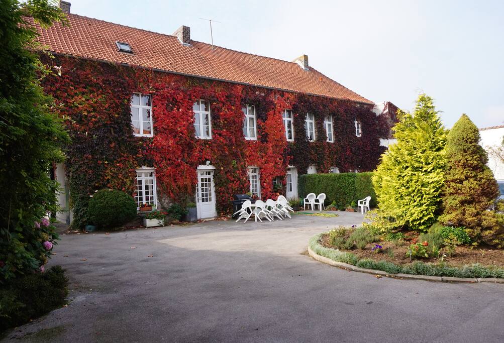Maison familiale ancienne ferme avec parking dans la cour intérieure
