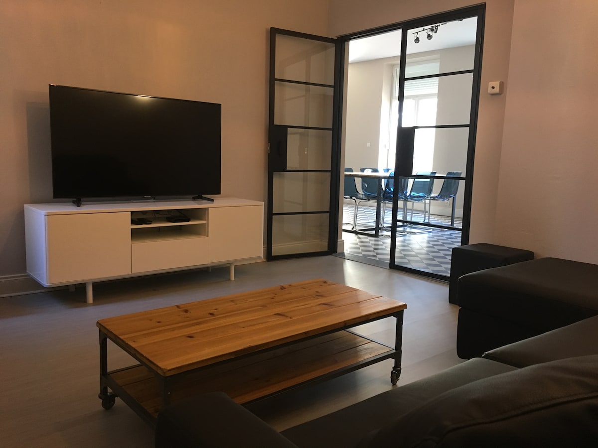 obývacia izba sa otvára do obývacej izby.
rozkladacia pohovka na prístelku