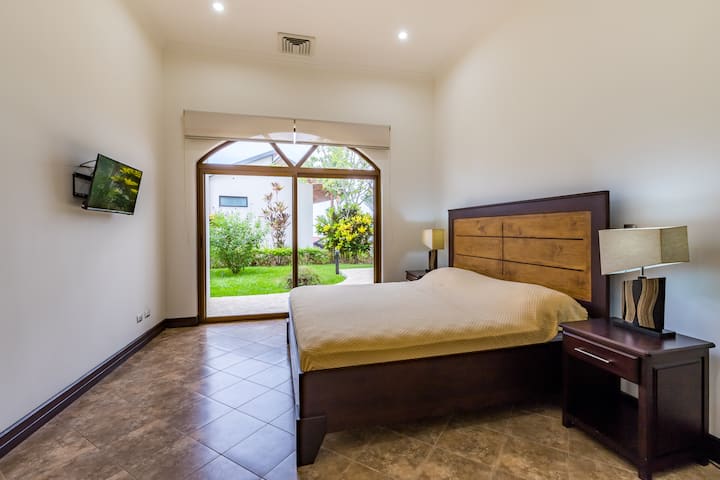 هذه هي الغرفة الرئيسية التي تتضمن سريرًا  كبيرًا وحمامًا مزودًا بدش وتكييف مركزي وتلفزيون وخزانة وخزانة وخزانة وملاعب. (الطابق الثاني من المنزل). 