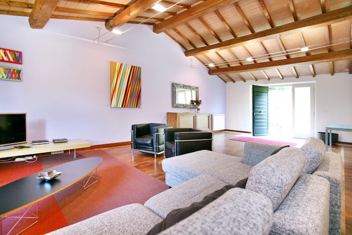 La sala de estar abierta con TV. 