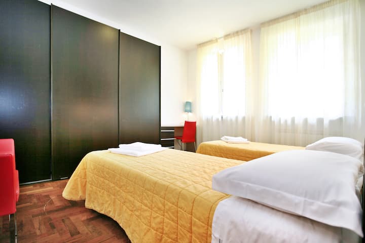 El dormitorio con dos camas individuales