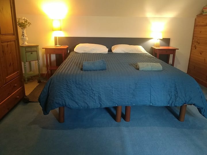 Dhomë gjumi kryesore/ Chambre principale e ndriçuar / krevat me madhësi dopio "queen"