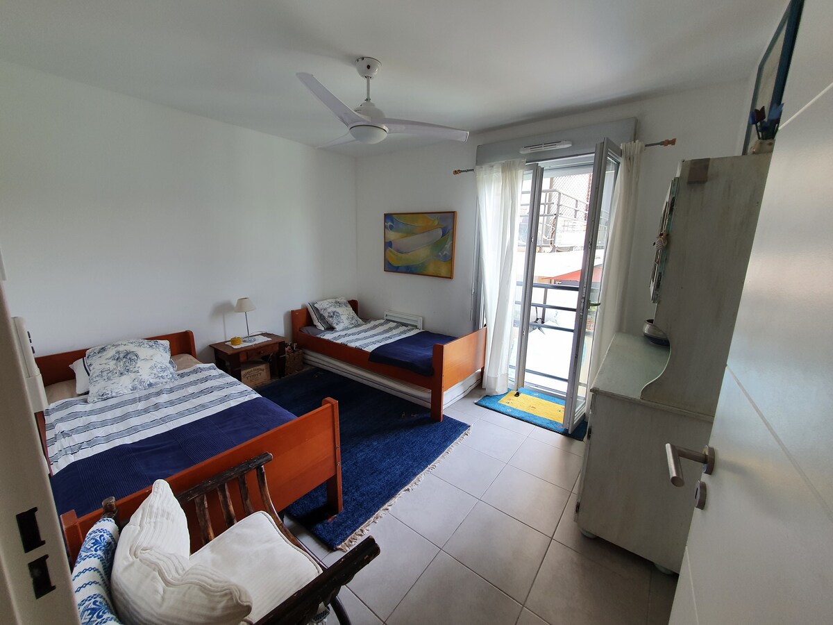 Спалня с единични легла. 