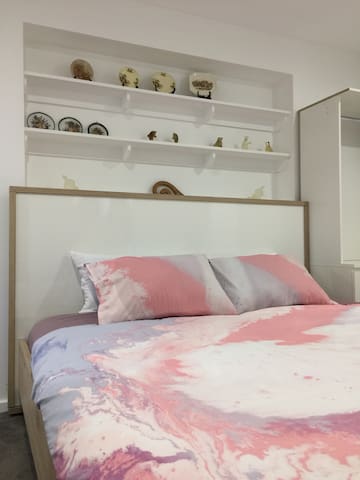 AFFORDABLE Family Room in Kiama Center.