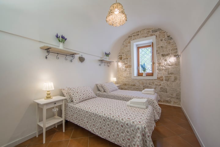 Шармантна спална соба со оригинален кружен таван