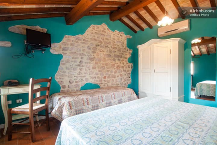 trokrevetna zelena soba na drugom katu klima-uređaj s vlastitom kupaonicom