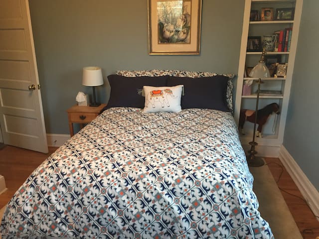 Comfortable, quiet private room in Del Ray