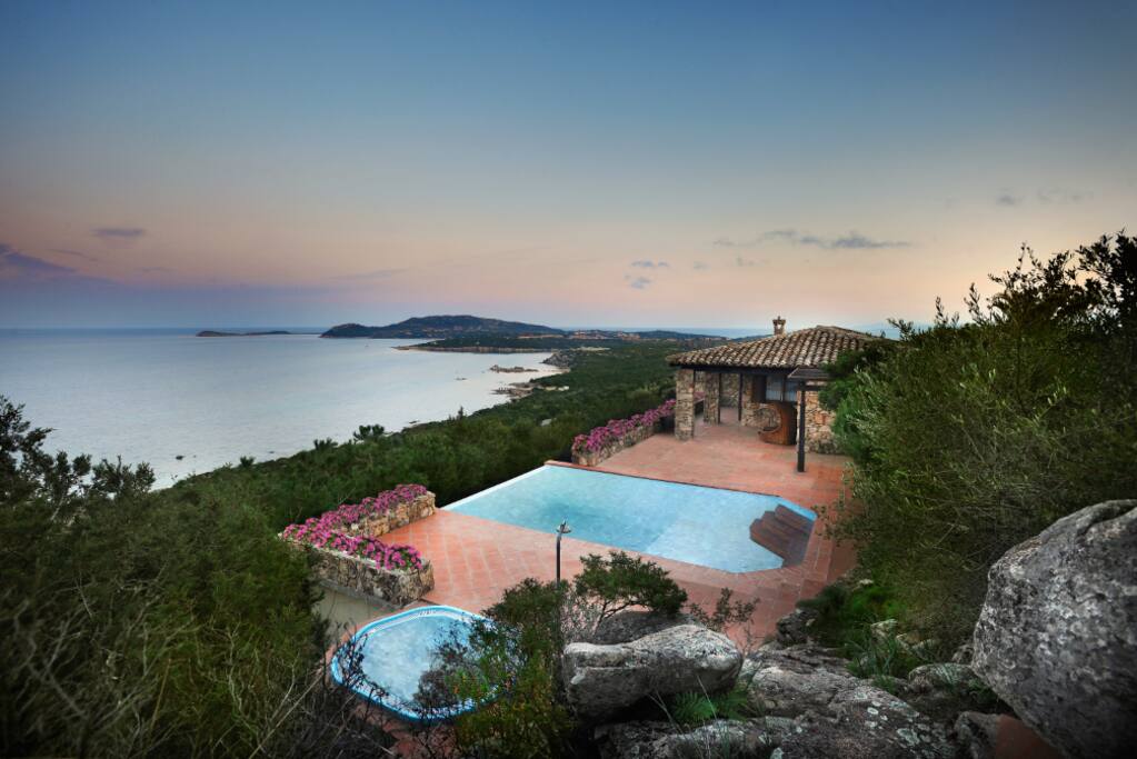 The terrace with the infinity pool