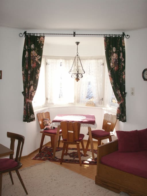 Traditionell eingerichtetes Wohnzimmer mit hellen Erker