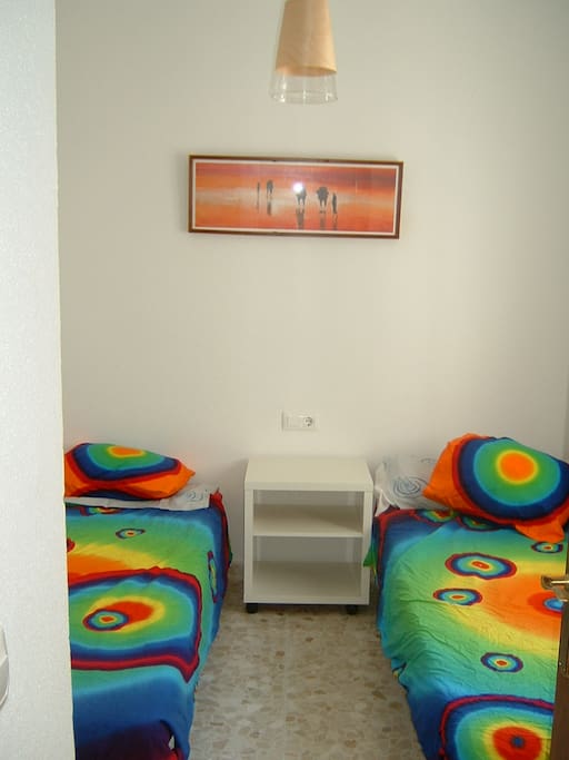 habitación de dos camas muy confortables en estado perfecto,de 200 cm de largo por 140 cm de ancho con armario empotrado
