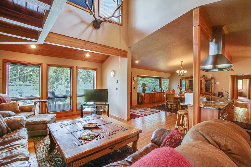 Couch,Furniture,Bedroom,Indoors,Room