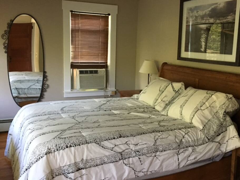 Master Queen Bedroom-Upstairs