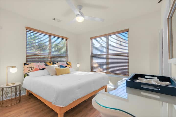 Втори етаж.  Спалня 6.  Снимка 1. Супер луксозен апартамент със самостоятелна баня и телевизор на стената.