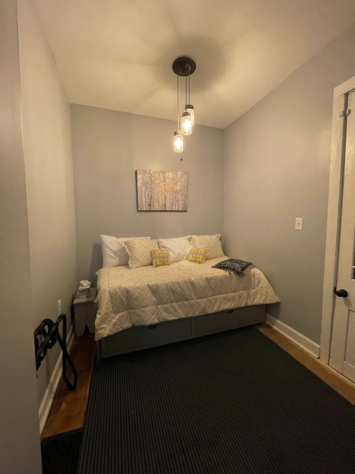 ベッドルーム3は1階にあります。デイベッドはキングサイズベッドに変換