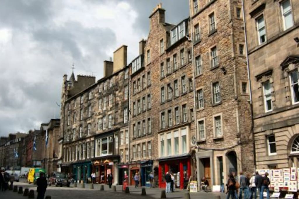 Advocates Close Building In the heart of old town Edinburgh on Royal Mile