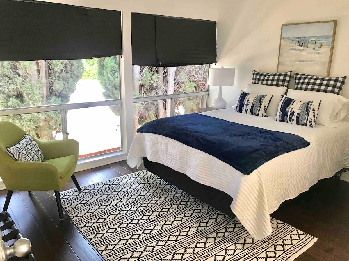 2. kat Glavna spavaća soba s bračnim krevetom, Smart TV s kabelskim programima i privatnom kupaonicom. Ogromni prozori.  