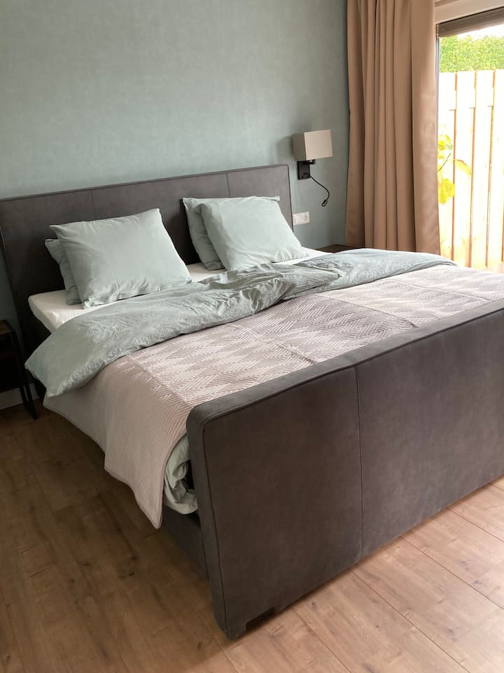 Пролет с размери 180 x 200 см.