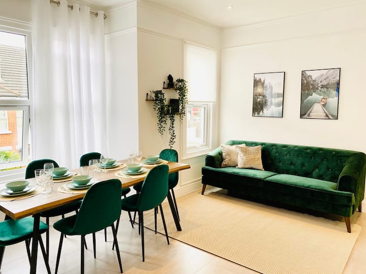 Homely 4 Bedroom Split-level Flat In Clapham South - London