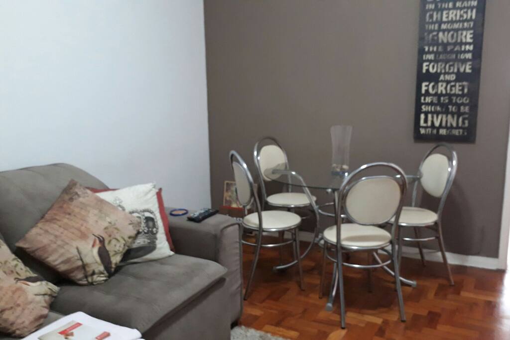 sala com sofá e mesa de jantar