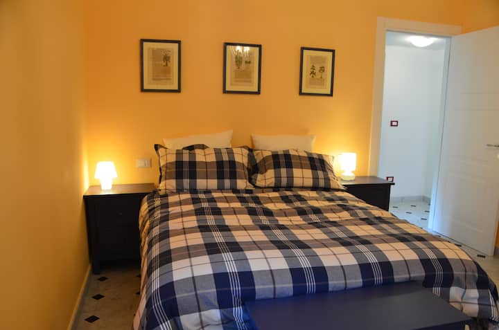 ห้องนอนใต้หลังคามีเตียงควีนไซส์ 1 หลังและเตียงเดี่ยว 2 หลัง 
ห้องใต้หลังคาแต่เพียงผู้เดียว 1 เตียงคู่และเตียงเดี่ยว 2 หลัง