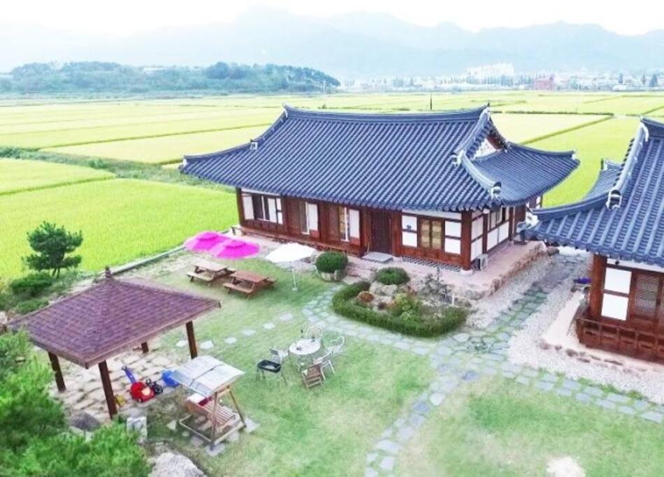 왼편건물 측면 현관이 사랑방입니다