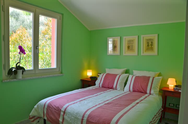 ห้องใต้หลังคาแต่เพียงผู้
เดียว 1 เตียงคู่และเตียงเดี่ยว 1 หลัง
ห้องใต้หลังคาแต่เพียงผู้เดียว 1 เตียงคู่และเตียงเดี่ยว 1 หลัง