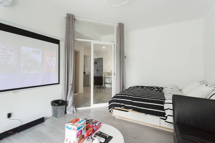 【星期八Sunday+】上海大学旁唯一巨型幕布,两房大面积