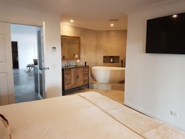 Melbourne Farm Stay, Signature Room gallery image 4