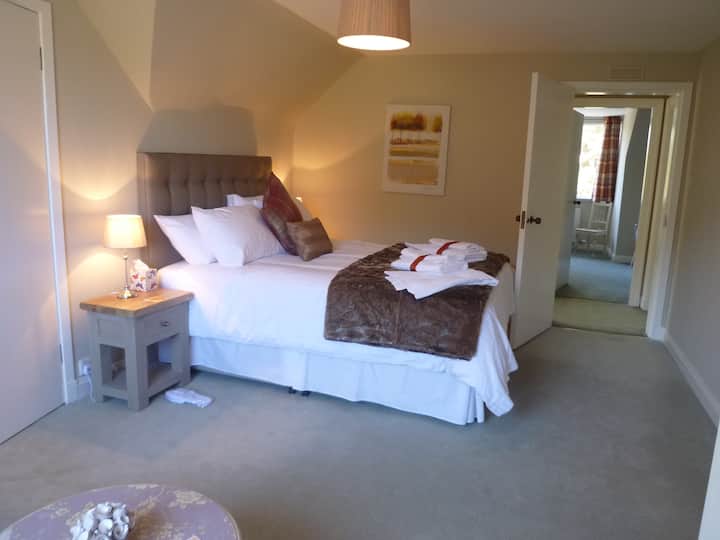 Საძინებელი 2. ეს ორადგილიანი საწოლი 193 × 203 სმ ზომის საწოლითა და ცალკე საძინებლით ზედა სართულზეა და გადაჰყურებს ბაღს და კაირნგორმის ზედა ნაწილში.  Უამრავი ადგილი ჩვენი სამოგზაურო კოტეჯისთვის ბავშვებისთვის და ლუქს-კლასის თეთრეულით და ტოსტერებით.