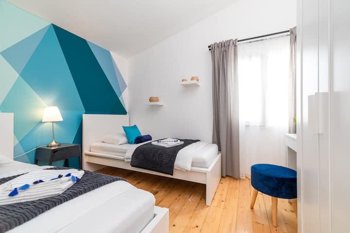 Zweites Schlafzimmer mit zwei Betten für eine Person.