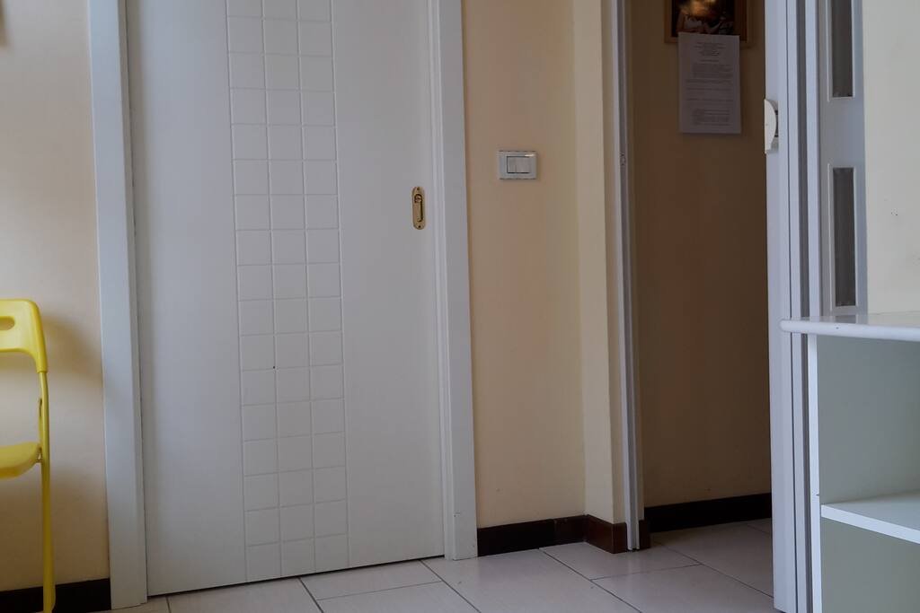 Saletta colazione - Ingresso stanza da bagno e doccia