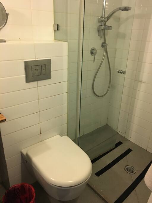 clean& comftable shower room