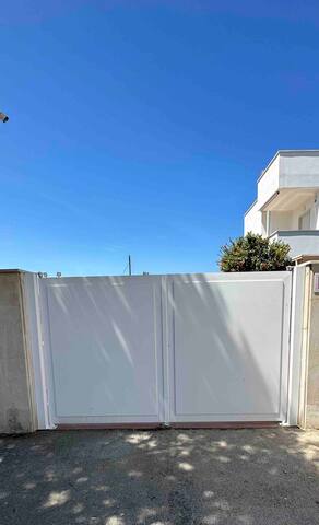 Villa Antonia sul mare con piscina e giardino gallery image 2