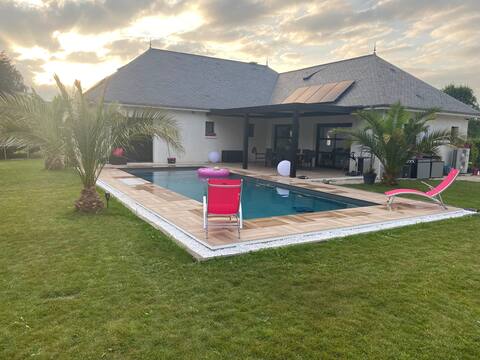 Comfortable air-conditioned villa and heated pool