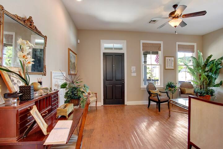 Luxury 4BR| Walk to Magazine St & Streetcar (Down) gallery image 4