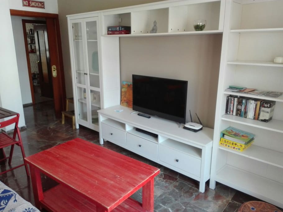 Salón con televisión por cable de 40"