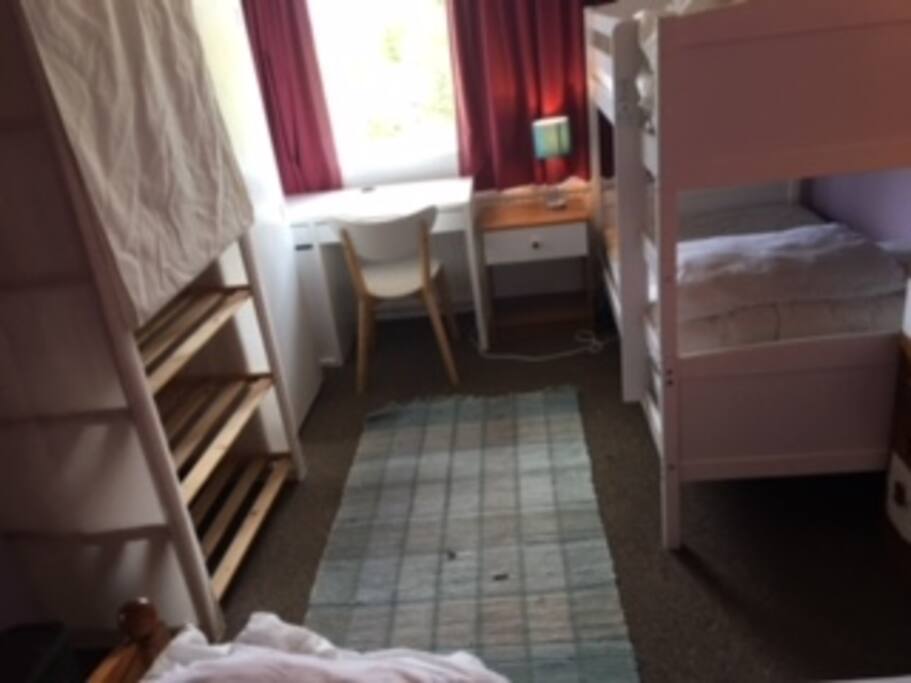 has a reading table